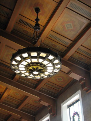 picture of ceiling & light fixture